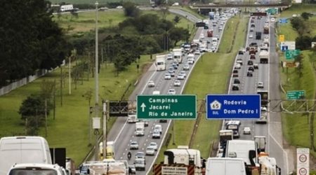 Caminhão tomba e motorista fica preso nas ferragens na D. Pedro I