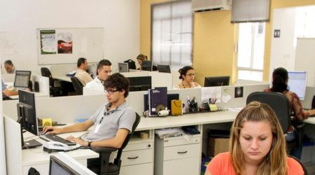 Curso online e gratuito de IA oferece 2,4 mil vagas