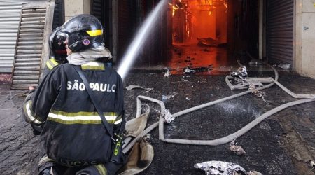 Incêndio de grandes proporções atinge shopping no Brás nesta quarta-feira