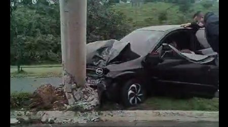 Motorista perde o controle do carro e bate em poste na Via Cambuí