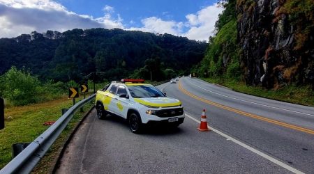 Rodovia Oswaldo Cruz é interditada para serviços de sinalização horizontal