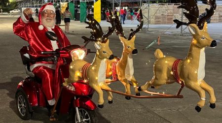 Papai Noel de Caraguá encanta crianças e adultos com sua simpatia