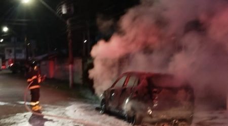 Carro pega fogo em Caraguatatuba