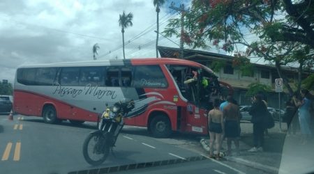 Ônibus colide com caminhão em São Sebastião