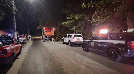 Corpo de Bombeiros resgata cadáver em Caraguatatuba