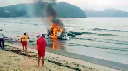 Avião cai na praia em Ubatuba