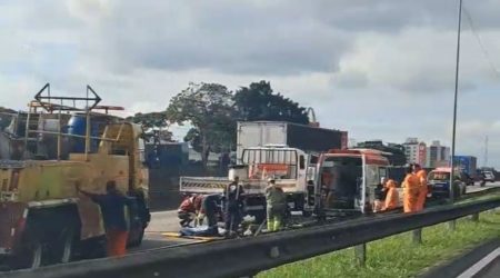 Colisão entre moto e caminhão deixa vítima fatal na Dutra em São José dos Campos