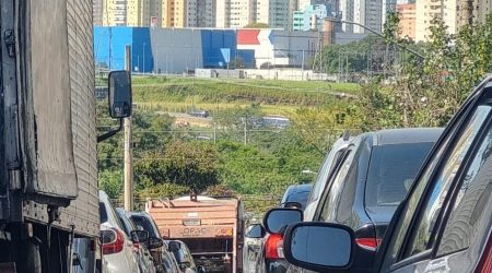 Caminhão de coleta de lixo atrapalha trânsito na saída de escola no Jardim Aquarius em São José dos Campos