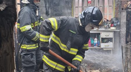 Incêndio em residência mobiliza Corpo de Bombeiros e moradores em Caraguatatuba