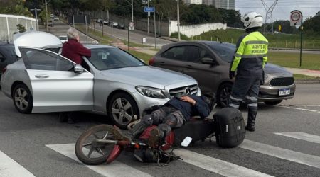 Motociclista é atingido por carro ao parar em faixa de pedestres no Jardim Aquarius