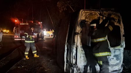 Ambulância pega fogo na Rodovia Oswaldo Cruz em Ubatuba