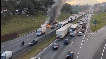 Carro pega fogo na Via Dutra em São José dos Campos e causa congestionamento de 3 km