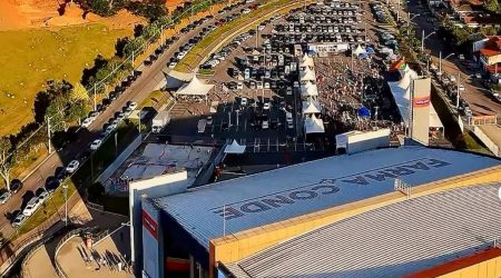Arraiá da Arena tem morango do amor e música ao vivo