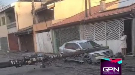 Poste cai em carro e interrompe fornecimento de energia na região sul de São José dos Campos