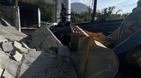 Queda de muro em São Sebastião deixa caminhoneiro ferido e mobiliza Corpo de Bombeiros