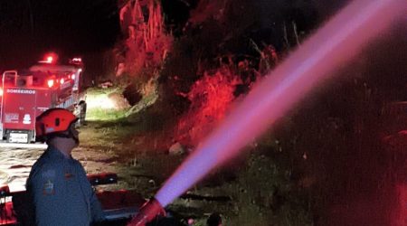 Incêndio em aterro sanitário é controlado por Bombeiros em Ubatuba