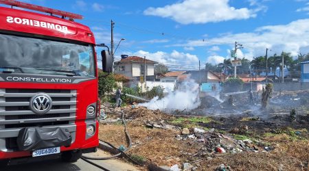 Incêndio próximo à escola em Caraguatatuba cancela aulas devido à fumaça