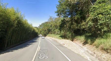 Colisão entre carro e caminhão deixa três feridos em rodovia de Cunha