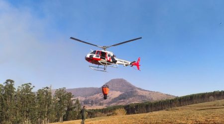 Governo de SP combate incêndios no Vale do Paraíba