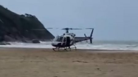 Helicóptero Águia resgata turista na Praia Bonete, em Ilhabela