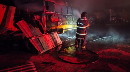 Incêndio em ônibus abandonado mobiliza bombeiros em Ubatuba