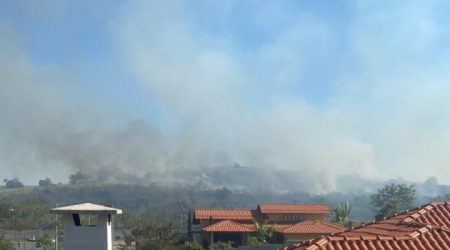 Incêndio em Caçapava atinge 300mil m² e já dura mais de 20 horas
