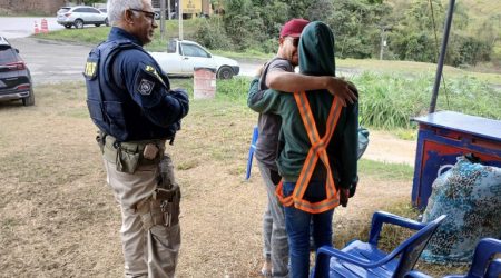 Pai e filho se encontram durante peregrinação na Via Dutra