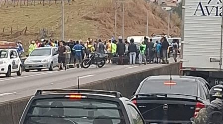 Colisão entre carros na Via Dutra deixa romeiros feridos em Caçapava