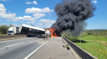 Colisão na Via Dutra causa interdição parcial em Pindamonhangaba