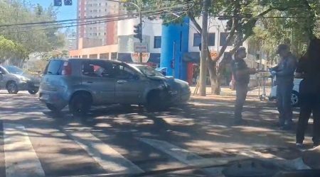 Acidente na avenida Andrômeda deixa duas pessoas feridas