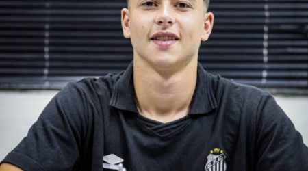 Jogador de São José dos Campos fecha com o Santos e mira o futebol profissional