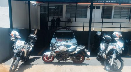 Polícia Militar recupera motocicleta roubada em São José dos Campos após perseguição na zona sul, que terminou no Campo dos Alemães; dois adolescentes foram apreendidos Uma motocicleta roubada no Jardim Aquarius, zona oeste de São José dos Campos, foi recuperada pela Polícia Militar após perseguição que terminou com a apreensão de dois adolescentes na zona sul da cidade. A ocorrência foi registrada na última terça-feira (11), por volta das 12h10, durante patrulhamento de equipes da 2ª Companhia do 46º Batalhão da PM. Perseguição e abordagem Os policiais patrulhavam o bairro Vale do Sol quando avistaram uma motocicleta em alta velocidade, com a placa levantada e ocupada por dois indivíduos, o condutor estava sem capacete. Ao perceberem a presença da viatura, os suspeitos tentaram fugir, iniciando uma perseguição que durou cerca de sete minutos por diversas ruas da zona sul. O cerco policial contou com o apoio de várias equipes e terminou no bairro Campo dos Alemães, onde os jovens foram finalmente abordados. Durante a ação, eles confessaram ter acabado de roubar a motocicleta no Jardim Aquarius. Na busca pessoal os policiais localizaram uma pedra e uma micha, ferramentas que seriam utilizadas para furtar motocicletas. Os dois suspeitos, ambos de 17 anos, foram encaminhados à Delegacia da Infância e Juventude (DIJU) e permaneceram apreendidos pelo ato infracional de roubo. O condutor já possuía passagem por tráfico de drogas. A motocicleta roubada e o capacete foram devolvidos à vítima. Três menores apreendidos na mesma dada Vale a ressalva de que, na última terça-feira (11), três menores também foram apreendidos por tentativa de roubo na região central da cidade.
