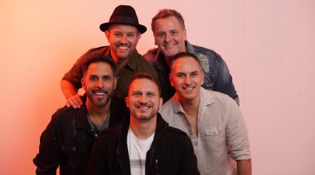 Inimigos da HP retorna a São José dos Campos com show na Toka nesta quinta-feira (20) e promete animar o feriado com hits do pagode Feriado animado em São José dos Campos! O grupo de pagode Inimigos da HP sobe no palco da Toka, nesta quinta-feira (20), e promete movimentar o feriado com um show especial a partir das 15h. A apresentação promete reunir fãs do pagode e entregar uma experiência cheia de sucessos, ritmo e clima de festa. Com mais de 20 anos de carreira, a banda segue entre as mais queridas do pagode nacional, acumulando hits que atravessam gerações e continuam presentes nas playlists de fãs de todo o país. O setlist deve trazer faixas que marcaram época, como “Toca um Samba Aí”, “Musa do Verão”, “Caça e Caçador”, “Nosso Filme”, “Melhor Amiga” e “A Viagem”. A proposta é entregar um show vibrante, combinando nostalgia e animação. Ingressos disponíveis Os últimos ingressos para o show do Inimigos da HP estão disponíveis e podem ser adquiridos exclusivamente pelo site zig.tickets.