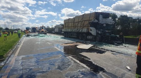Motorista fica em estado grave após colisão entre 3 caminhões na Via Dutra, em Roseira