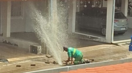 Intenso vazamento de água chama atenção de moradores do bairro Águas da Prata em São José dos Campos