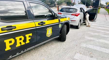 Carro furtado em Pindamonhangaba é encontrado adulterado pela PRF em Jacareí