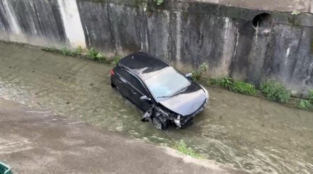 Carro cai em córrego