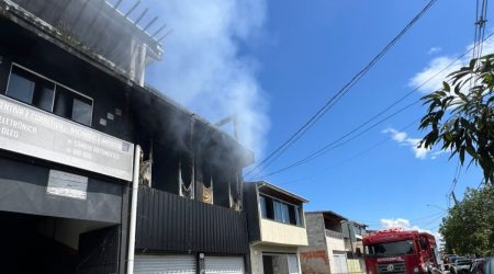 Incêndio em oficina mecânica na Vila Paiva foi controlado pelo Corpo de Bombeiros em São José dos Campos.