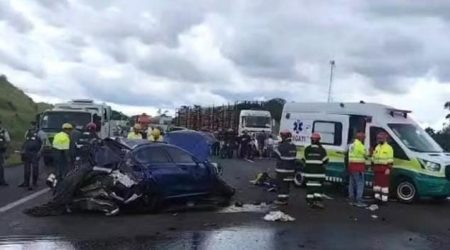 BMW ficou completamente destruída após capotamento no km 72 da SP-070.