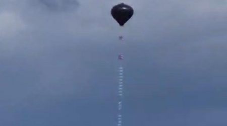 Balão foi avistado na manhã deste domingo (1º) no bairro Jardim Uirá, em São José dos Campos.