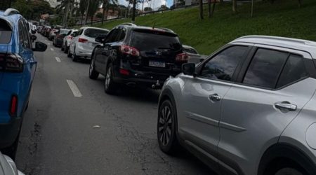 Acidente de moto no Fundo do Vale deixou uma vítima fatal e causou congestionamento neste domingo (1º).
