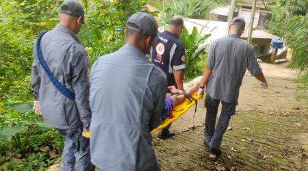 Bombeiros utilizaram técnicas de salvamento em altura para remover vítima em área de difícil acesso, em Ubatuba
