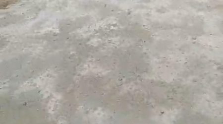 Morador fechou cratera em via pública no Residencial Santa Paula, em Jacareí.