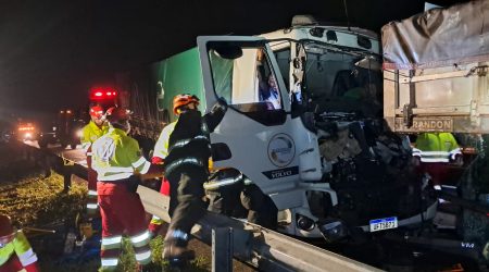 Equipes do Corpo de Bombeiros atuaram no resgate de vítimas após acidente na Rodovia Carvalho Pinto, em Caçapava.