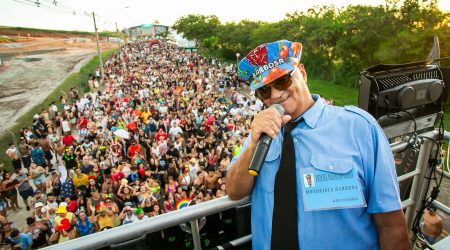 Mais de 20 mil foliões acompanham o Bloco do Barbosa na Via Oeste, em São José dos Campos/ Foto: Paulo Augusto