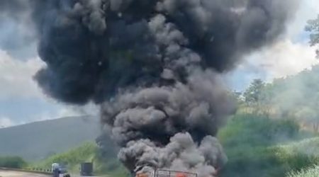 Carreta bitrem é consumida pelo fogo e interdita trecho da Dutra em Cachoeira Paulista/ Foto: CB