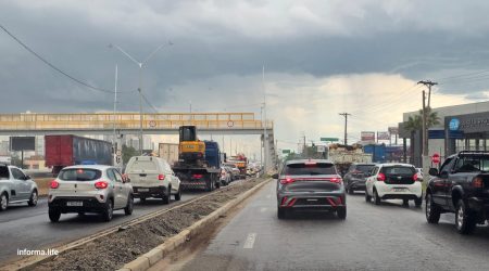 Operação de lançamento de vigas foi realizada durante a madrugada com interdição temporária da pista expressa