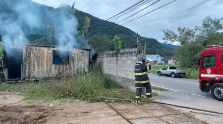 Corpo de Bombeiros atuou no combate a incêndio em contêiner no bairro Olaria, em Caraguatatuba.