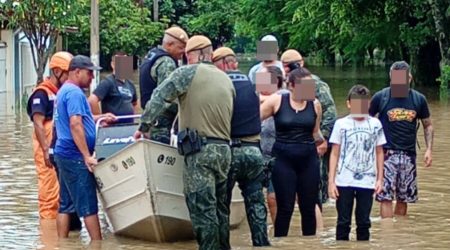 Polícia Ambiental resgata moradores em Guaratinguetá