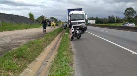 Acidente na Via Dutra em Roseira envolve caminhão e carro
